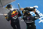 Foto zur News: Lewis Hamilton (Mercedes) und Max Verstappen (Red Bull)