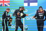 Foto zur News: Lewis Hamilton (Mercedes), Max Verstappen (Red Bull) und Valtteri Bottas (Mercedes)