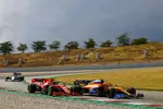 Foto zur News: Lando Norris (McLaren) und Charles Leclerc (Ferrari)