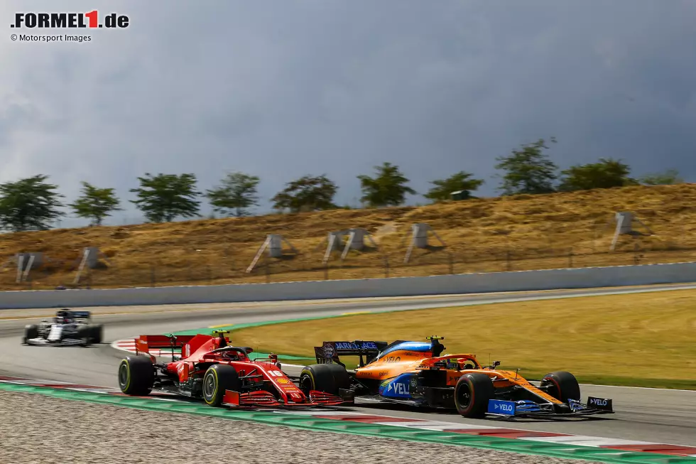 Foto zur News: Lando Norris (McLaren) und Charles Leclerc (Ferrari)