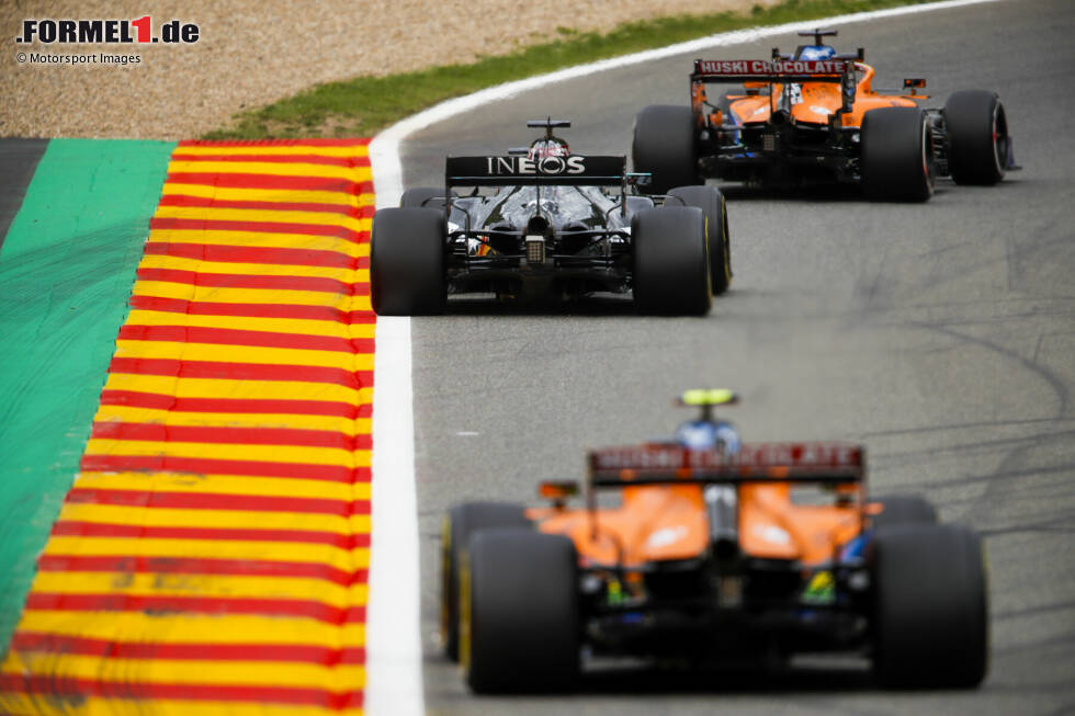 Foto zur News: Carlos Sainz (McLaren), Lewis Hamilton (Mercedes) und Lando Norris (McLaren)