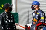 Foto zur News: Lewis Hamilton (Mercedes) und Max Verstappen (Red Bull)