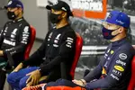 Foto zur News: Valtteri Bottas (Mercedes), Lewis Hamilton (Mercedes) und Max Verstappen (Red Bull)