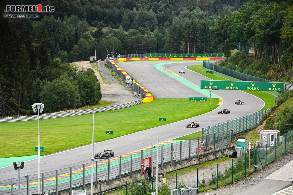 Foto zur News: Valtteri Bottas (Mercedes), Esteban Ocon (Renault) und Alexander Albon (Red Bull)