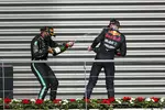 Foto zur News: Lewis Hamilton (Mercedes) und Max Verstappen (Red Bull)