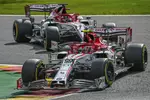 Foto zur News: Antonio Giovinazzi (Alfa Romeo) und Kimi Räikkönen (Alfa Romeo)