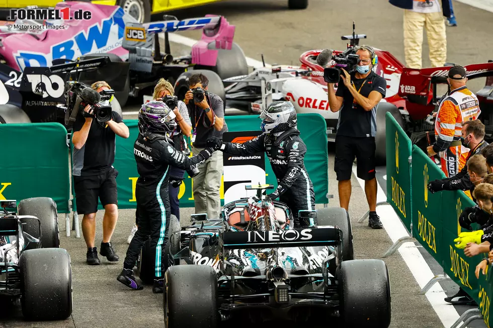 Foto zur News: Lewis Hamilton (Mercedes) und Valtteri Bottas (Mercedes)