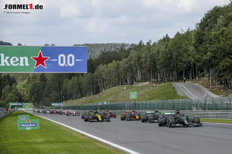 Foto zur News: Lewis Hamilton (Mercedes), Valtteri Bottas (Mercedes), Max Verstappen (Red Bull), Daniel Ricciardo (Renault) und Esteban Ocon (Renault)