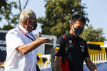 Foto zur News: Helmut Marko und Alexander Albon (Red Bull)
