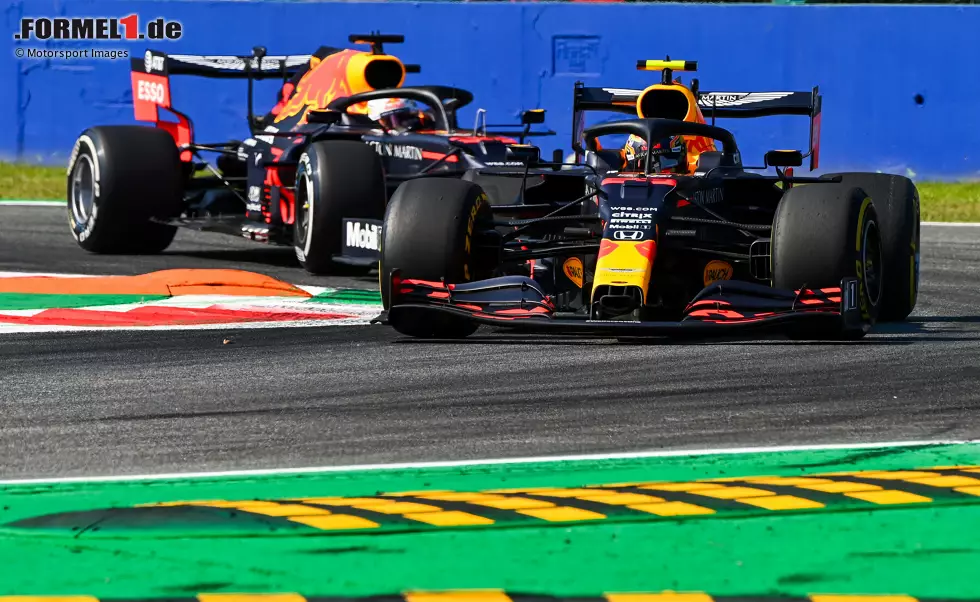 Foto zur News: Alexander Albon (Red Bull) und Max Verstappen (Red Bull)