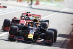 Foto zur News: Alexander Albon (Red Bull) und Sebastian Vettel (Ferrari)