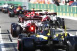 Foto zur News: Antonio Giovinazzi (Alfa Romeo) und Daniel Ricciardo (Renault)