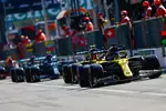 Foto zur News: Daniel Ricciardo (Renault), Esteban Ocon (Renault) und Valtteri Bottas (Mercedes)