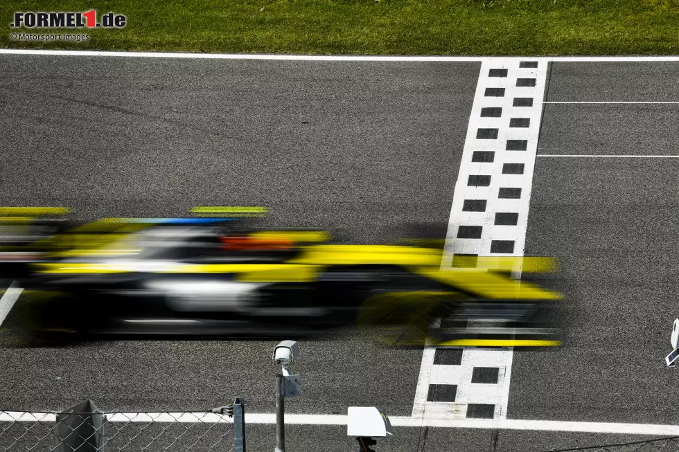 Foto zur News: Esteban Ocon (Renault)