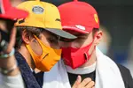 Foto zur News: Carlos Sainz (McLaren) und Charles Leclerc (Ferrari)