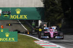 Foto zur News: Sergio Perez (Racing Point) und Daniel Ricciardo (Renault)