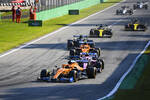 Foto zur News: Carlos Sainz (McLaren), Lance Stroll (Racing Point) und Lando Norris (McLaren)