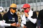 Foto zur News: Carlos Sainz (McLaren) und Charles Leclerc (Ferrari)