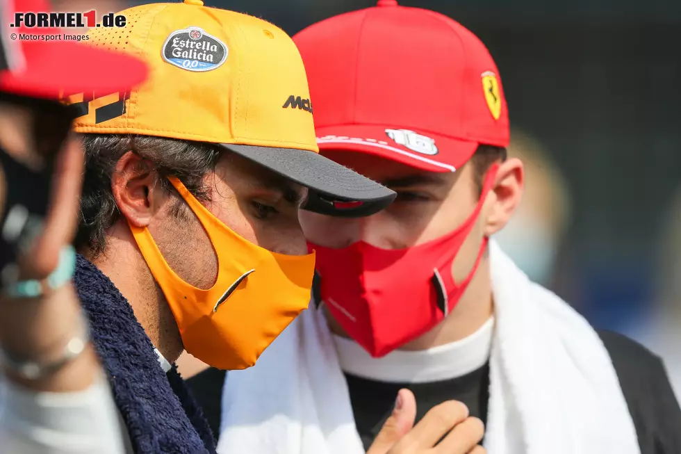 Foto zur News: Carlos Sainz (McLaren) und Charles Leclerc (Ferrari)