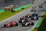 Foto zur News: Charles Leclerc (Ferrari), Antonio Giovinazzi (Alfa Romeo) und Kimi Räikkönen (Alfa Romeo)