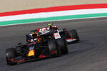 Foto zur News: Max Verstappen (Red Bull) und Kevin Magnussen (Haas)