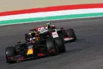 Foto zur News: Max Verstappen (Red Bull) und Kevin Magnussen (Haas)