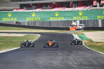 Foto zur News: Carlos Sainz (McLaren), Lewis Hamilton (Mercedes) und Valtteri Bottas (Mercedes)