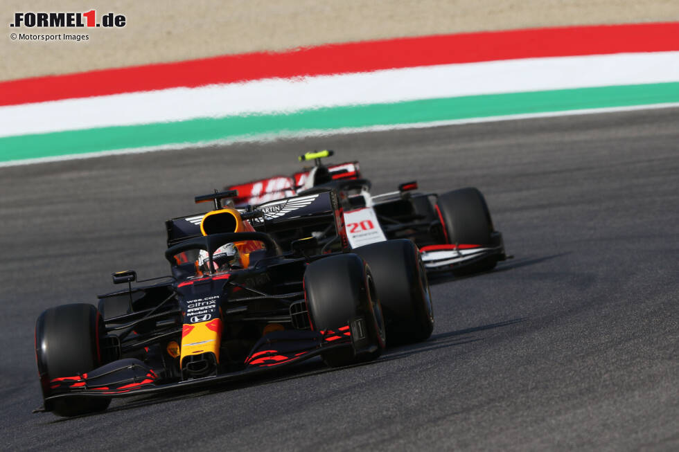 Foto zur News: Max Verstappen (Red Bull) und Kevin Magnussen (Haas)