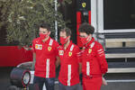 Foto zur News: Charles Leclerc (Ferrari), Sebastian Vettel (Ferrari) und Mattia Binotto