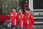 Foto zur News: Charles Leclerc (Ferrari), Sebastian Vettel (Ferrari) und Mattia Binotto