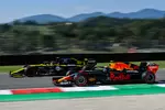 Foto zur News: Esteban Ocon (Renault) und Alexander Albon (Red Bull)