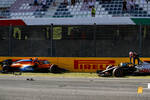 Foto zur News: Carlos Sainz (McLaren) und Kevin Magnussen (Haas)