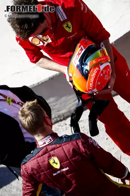 Foto zur News: Mattia Binotto und Mick Schumacher