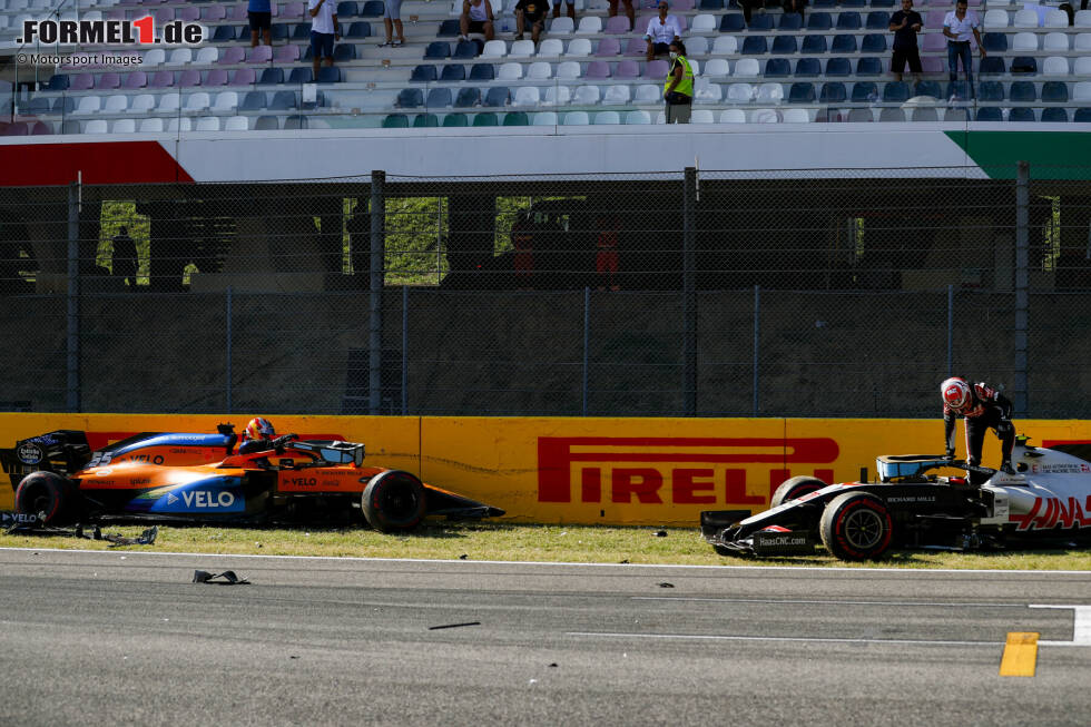 Foto zur News: Carlos Sainz (McLaren) und Kevin Magnussen (Haas)