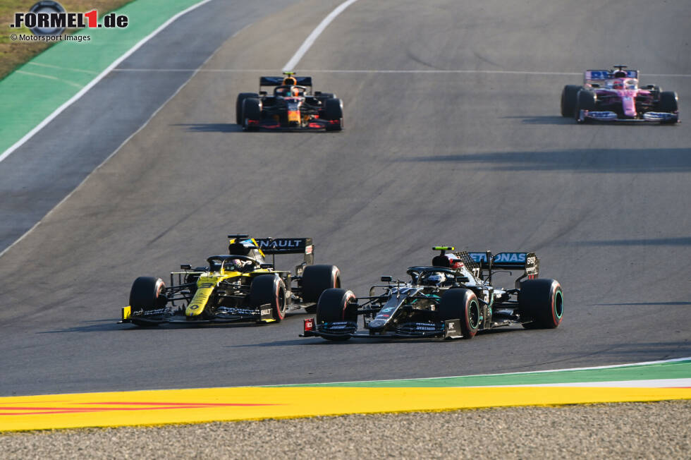 Foto zur News: Daniel Ricciardo (Renault) und Valtteri Bottas (Mercedes)