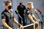 Foto zur News: Romain Grosjean (Haas) und Kevin Magnussen (Haas)