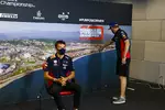 Foto zur News: Alexander Albon (Red Bull) und Max Verstappen (Red Bull)