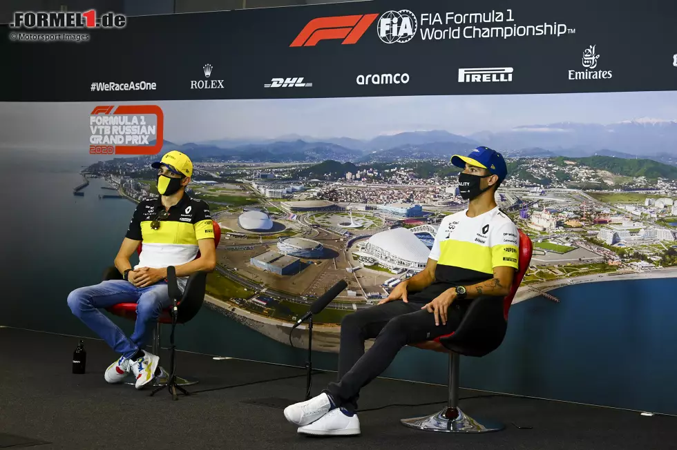 Foto zur News: Esteban Ocon (Renault) und Daniel Ricciardo (Renault)