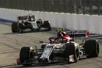 Foto zur News: Antonio Giovinazzi (Alfa Romeo) und Kevin Magnussen (Haas)