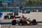 Foto zur News: Max Verstappen (Red Bull), Esteban Ocon (Renault) und Daniel Ricciardo (Renault)