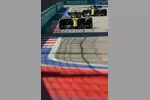 Foto zur News: Esteban Ocon (Renault) und Daniel Ricciardo (Renault)