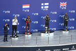 Foto zur News: Max Verstappen (Red Bull), Valtteri Bottas (Mercedes) und Lewis Hamilton (Mercedes)
