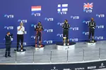 Foto zur News: Max Verstappen (Red Bull), Valtteri Bottas (Mercedes) und Lewis Hamilton (Mercedes)