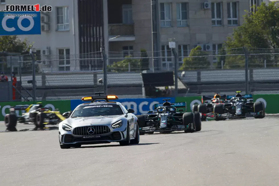 Foto zur News: Lewis Hamilton (Mercedes), Valtteri Bottas (Mercedes), Max Verstappen (Red Bull) und Esteban Ocon (Renault)