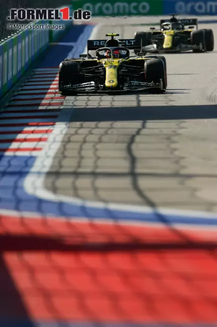 Foto zur News: Esteban Ocon (Renault) und Daniel Ricciardo (Renault)