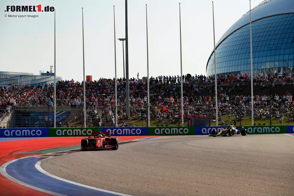 Foto zur News: Sebastian Vettel (Ferrari) und Esteban Ocon (Renault)