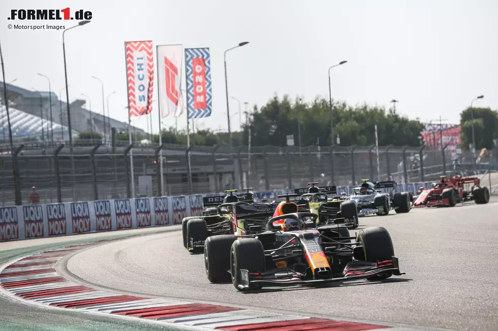 Foto zur News: Max Verstappen (Red Bull), Esteban Ocon (Renault) und Daniel Ricciardo (Renault)