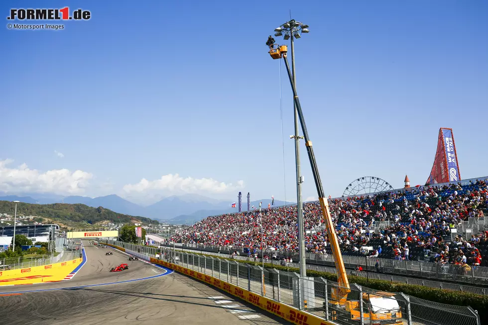 Foto zur News: Charles Leclerc (Ferrari), Kevin Magnussen (Haas) und Romain Grosjean (Haas)