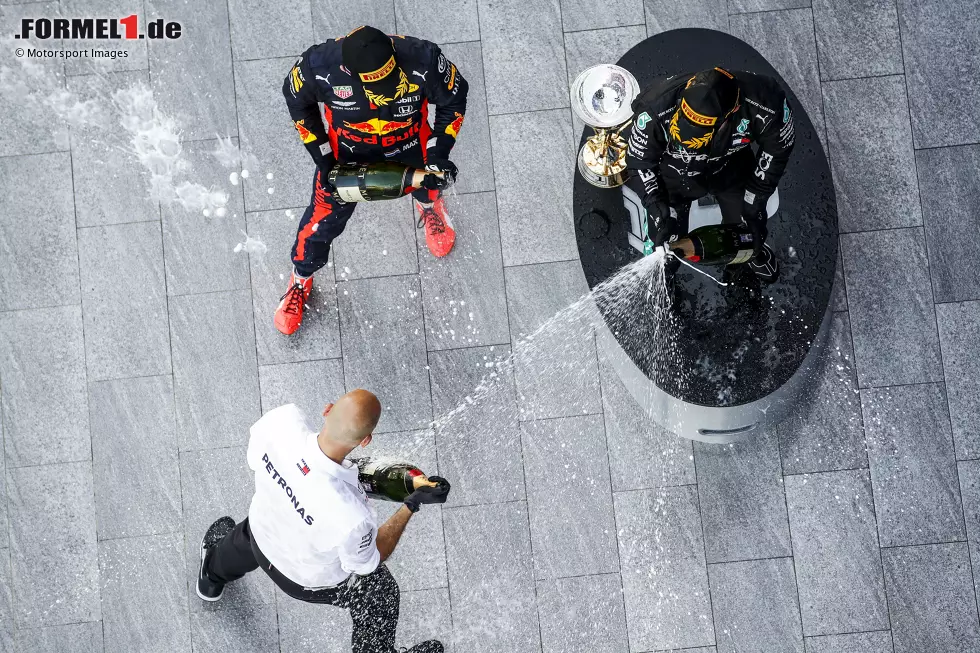 Foto zur News: Max Verstappen (Red Bull) und Valtteri Bottas (Mercedes)