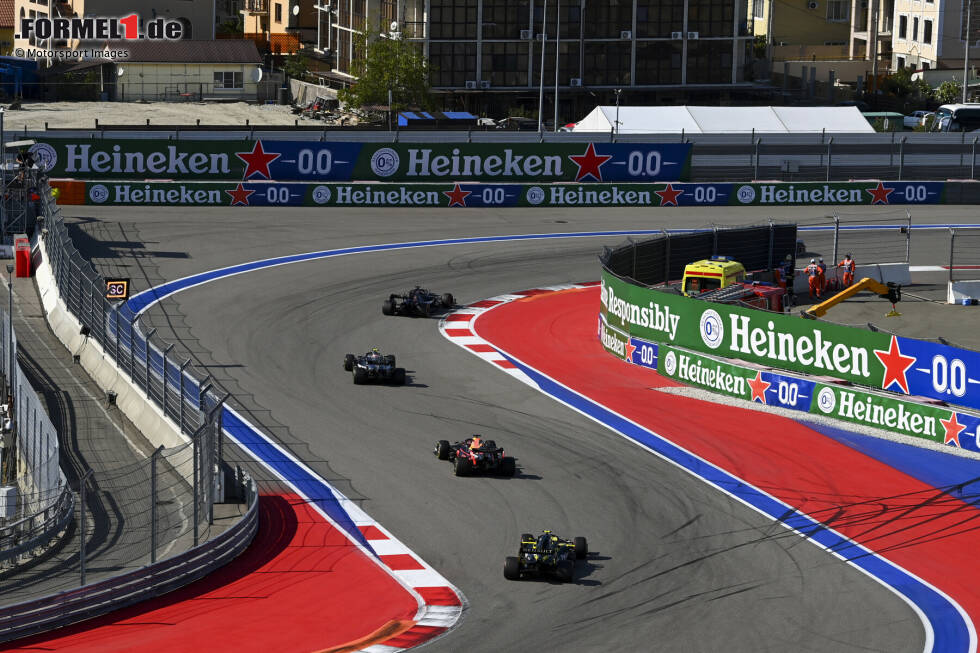 Foto zur News: Lewis Hamilton (Mercedes), Valtteri Bottas (Mercedes), Max Verstappen (Red Bull) und Esteban Ocon (Renault)